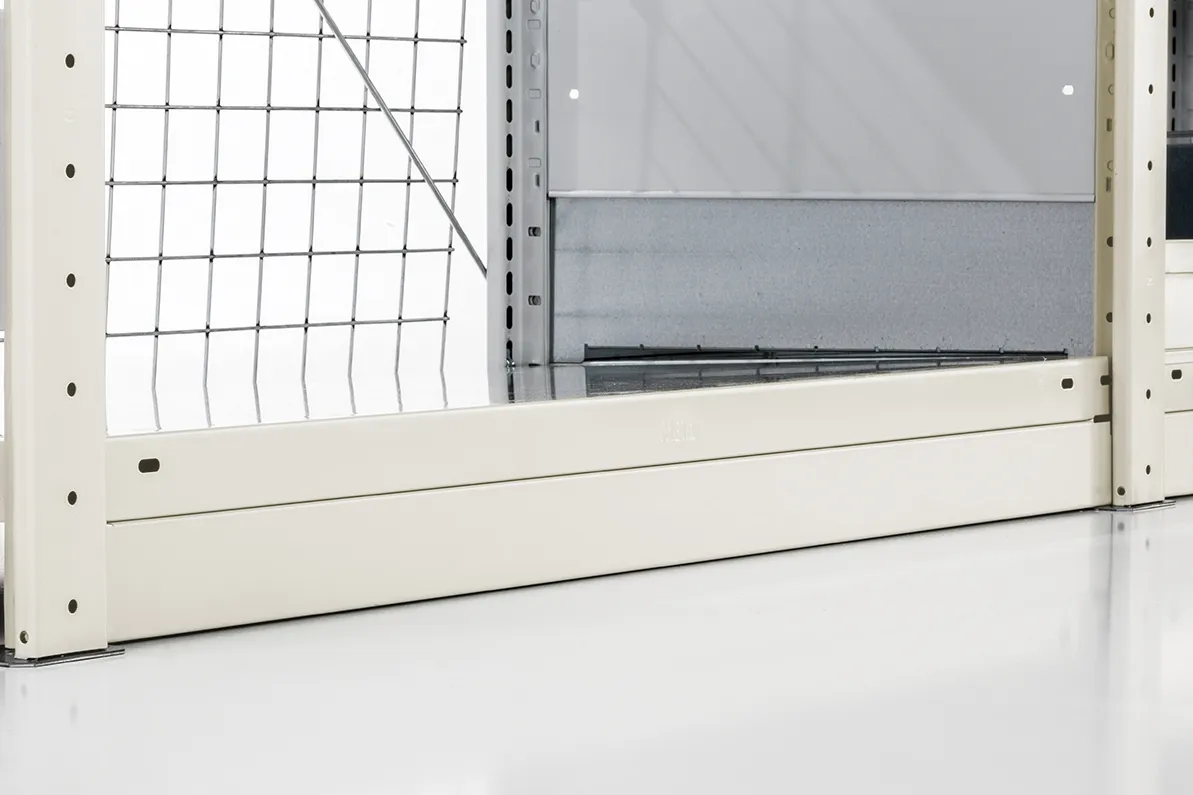 META CLIP, Sockelleiste, 1000 mm, RAL 7035 – im eingebauten Zustand